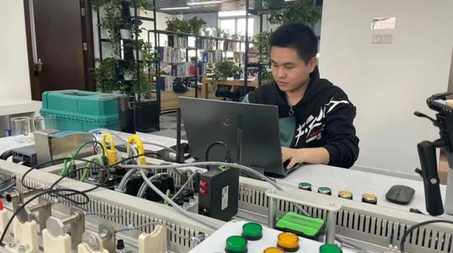 連摘三金！長(zhǎng)寧代表隊(duì)在上海市第一屆職業(yè)技能大賽軟件開發(fā)賽項(xiàng)中表現(xiàn)搶眼